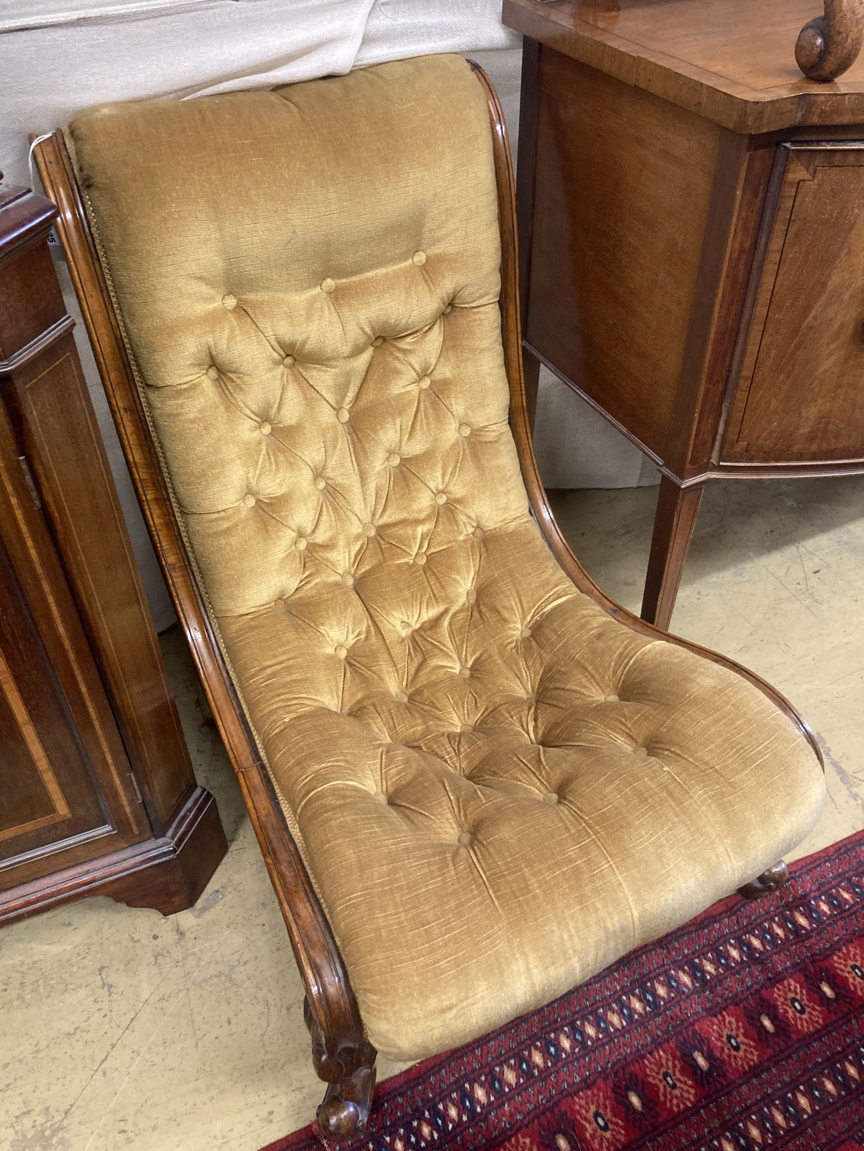 A Victorian walnut buttoned nursing chair, width 58cm, depth 80cm, height 80cm
